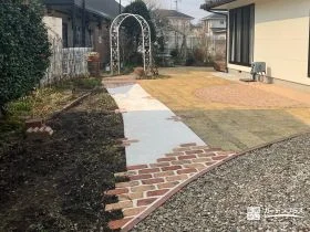 花壇のお手入れも快適に　レンガの温もりが映える園路[施工後]