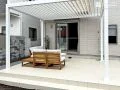 外壁と調和する上質な白のタイルデッキ