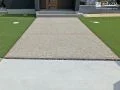グリーンの彩りが引き立てるナチュラルなアプローチ