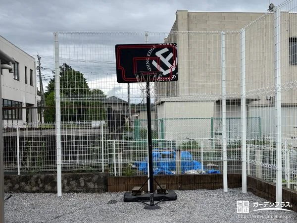 ボールの飛び出し防止に高さのあるフェンスを設置した工事