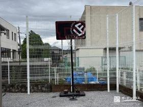 ボールの飛び出し防止に高さのあるフェンスを設置した工事