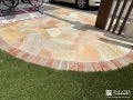 玄関アプローチに乱形石を施工し華やかさをプラス