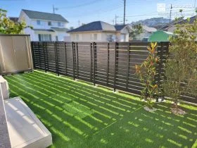 継ぎ目なく美しいハイタイプの目隠しフェンス[施工後]