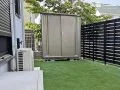 内装に木目調の化粧板をあしらったセンスの光る物置