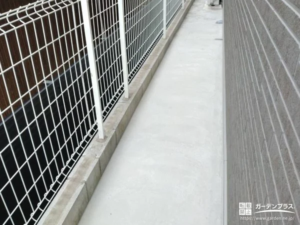 雑草が生えてお手入れが大変な犬走りにコンクリートを打った工事
