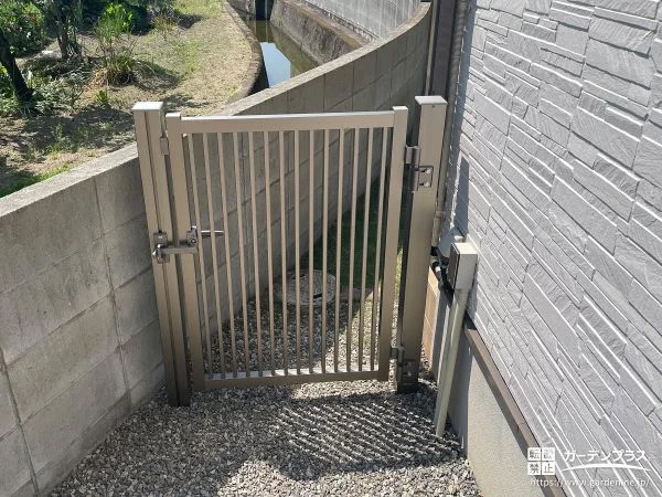 犬走りにペットの脱走対策用門扉を施工