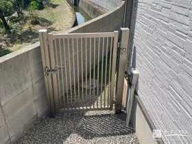 犬走りにペットの脱走対策用門扉を施工[施工後]