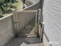 犬走りにペットの脱走対策用門扉を施工