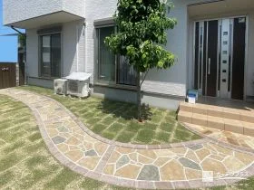 天然石貼り調の玄関アプローチが美しく映えるお庭リフォーム工事