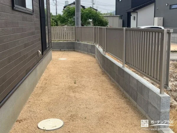 優しいカラーとスリットデザインで圧迫感を抑えたフェンス工事