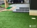 上品なグレーのタイルで仕上げた玄関ポーチ階段