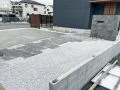 こだわりの門周りが目を引くグレー基調の新築外構