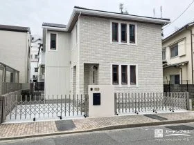 コスト面にも配慮しナチュラルに仕上げたクローズ外構