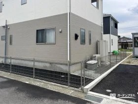 すっきりとした見た目に整え境界を区切るメッシュフェンス工事