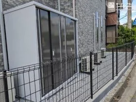 限られたスペースを有効活用。収納も防草対策も叶える犬走り[施工後]