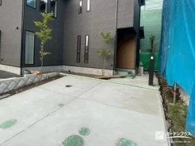 木々の色どりが引き立つシンプルで上質な新築外構一式工事