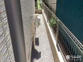 メッシュフェンスと化粧ブロックで整えた建物周り[施工後]