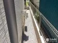 メッシュフェンスと化粧ブロックで整えた建物周り