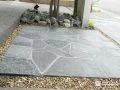 玄関前に高級感を演出する乱形石