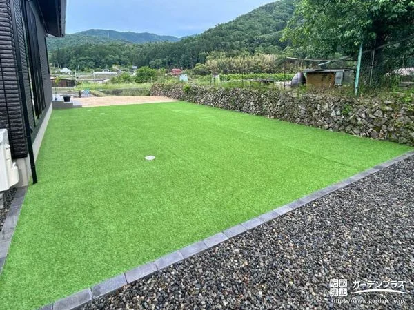 お子様が安心して遊べる人工芝の緑が明るいお庭づくり工事
