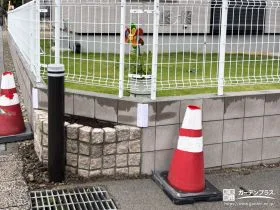 視認性と安全性を高める車止めポールと植栽スペース設置工事