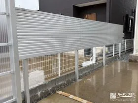 スタイリッシュな目隠しフェンスを設置して空間を区切った工事