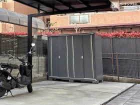 モダン外構と調和するフランネルグレーの物置[施工後]