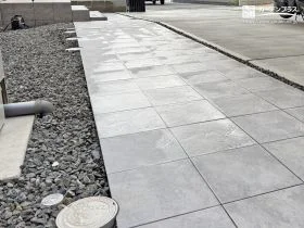 グレータイルが引き立つモダンアプローチ[施工後]