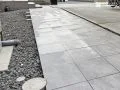 グレータイルが引き立つモダンアプローチ