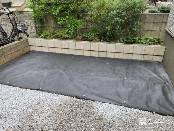 お庭の盛り土を平らに整え防草シートで雑草対策をした工事