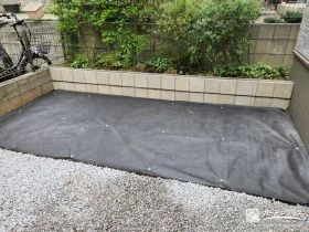 お庭の盛り土を平らに整え防草シートで雑草対策をした工事
