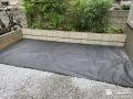 お庭の盛り土を平らに整え防草シートで雑草対策をした工事