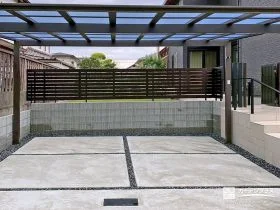 直線が映えるフラットカーポートの駐車スペース[施工後]