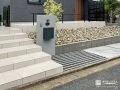 グレートーンでまとめたロックガーデンと門まわり