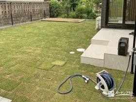 芝生とタイルデッキで叶える開放感のあるお庭[施工後]