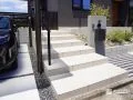ゆったりとした踏面が歩きやすい玄関アプローチ階段