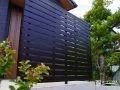 玄関まわりのプライバシーを守る目隠しフェンス