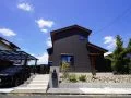 モノトーンを基調とした高低差のある新築外構