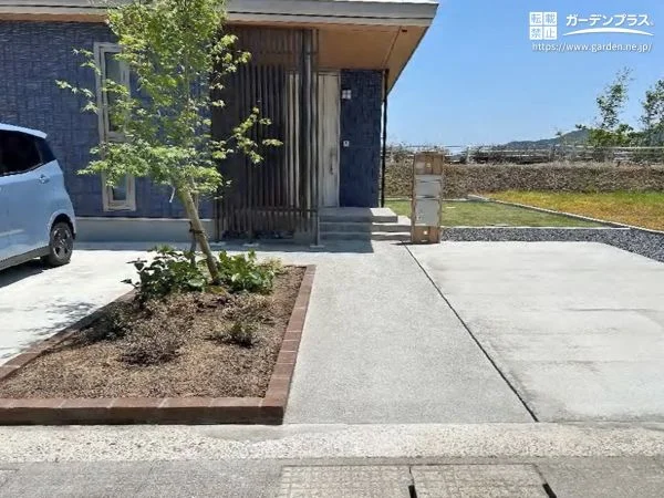 レンガ花壇と機能門柱で魅せるナチュラルアプローチ