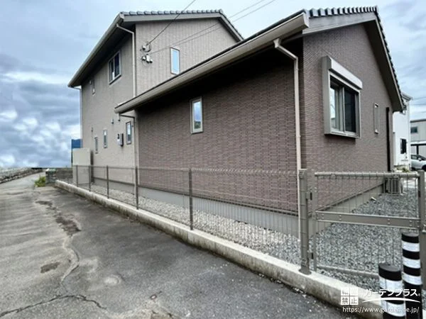 メッシュデザインで揃えて整えた境界フェンスと門扉の設置工事