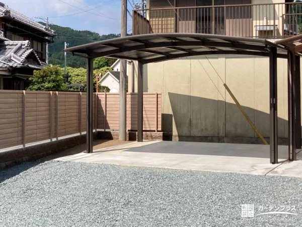 広々としたお庭の一画に屋根付きの安心駐車スペースを設けた工事