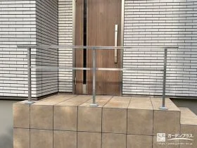 手すりを取り付け玄関前の安全性を向上[施工後]