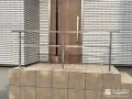 手すりを取り付け玄関前の安全性を向上