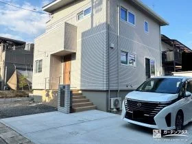 すっきりとした駐車スペースと手すり付きで安心な玄関前工事