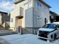すっきりとした駐車スペースと手すり付きで安心な玄関前工事