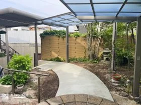安心して通れる庭へ。カーポートと屋根付きスロープで快適動線[施工後]
