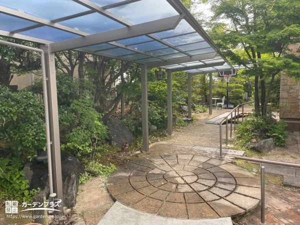 傘をさす手間無く濡れずに移動できる快適な動線工事