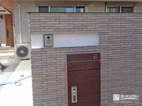 建物と調和する割肌調タイル貼り門柱[施工後]