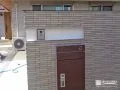建物と調和する割肌調タイル貼り門柱