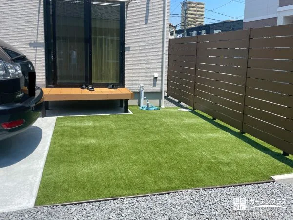 お子様が遊ぶのに快適な人工芝のお庭